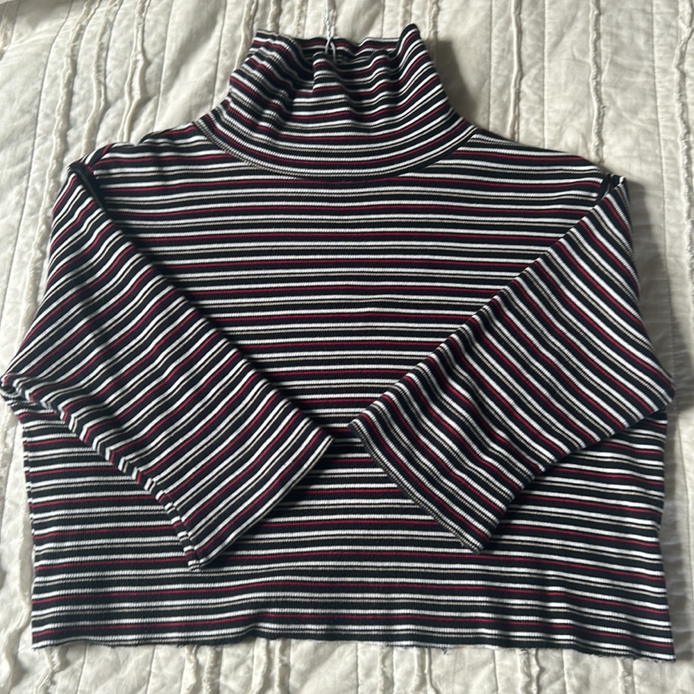 Cropped quarter sleeve turtleneck